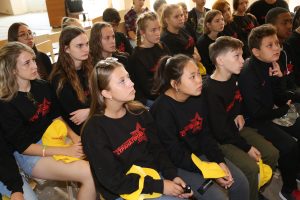 Уроки мужества и различные патриотические выставки провели астраханские поисковики для отдыхающих детей и подростков на базе санитарно-оздоровительного лагеря "Астраханские зори"